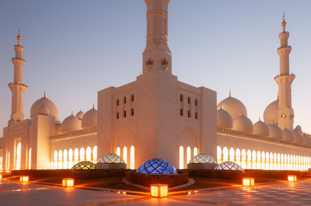 A twilight photograph of the Shiek Zayed Grand Mosque in Abu Dhabi, United Arab Emirates. Photographed by 8d Photos based in Clermont, Florida, USA.